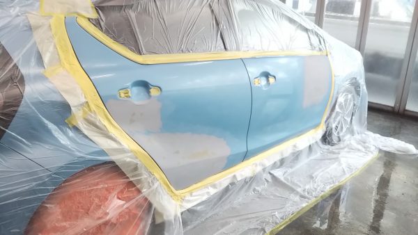 トヨタ　アクア　ドア鈑金塗装